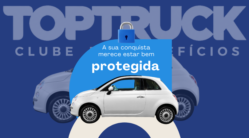 Família protegida ao lado do carro